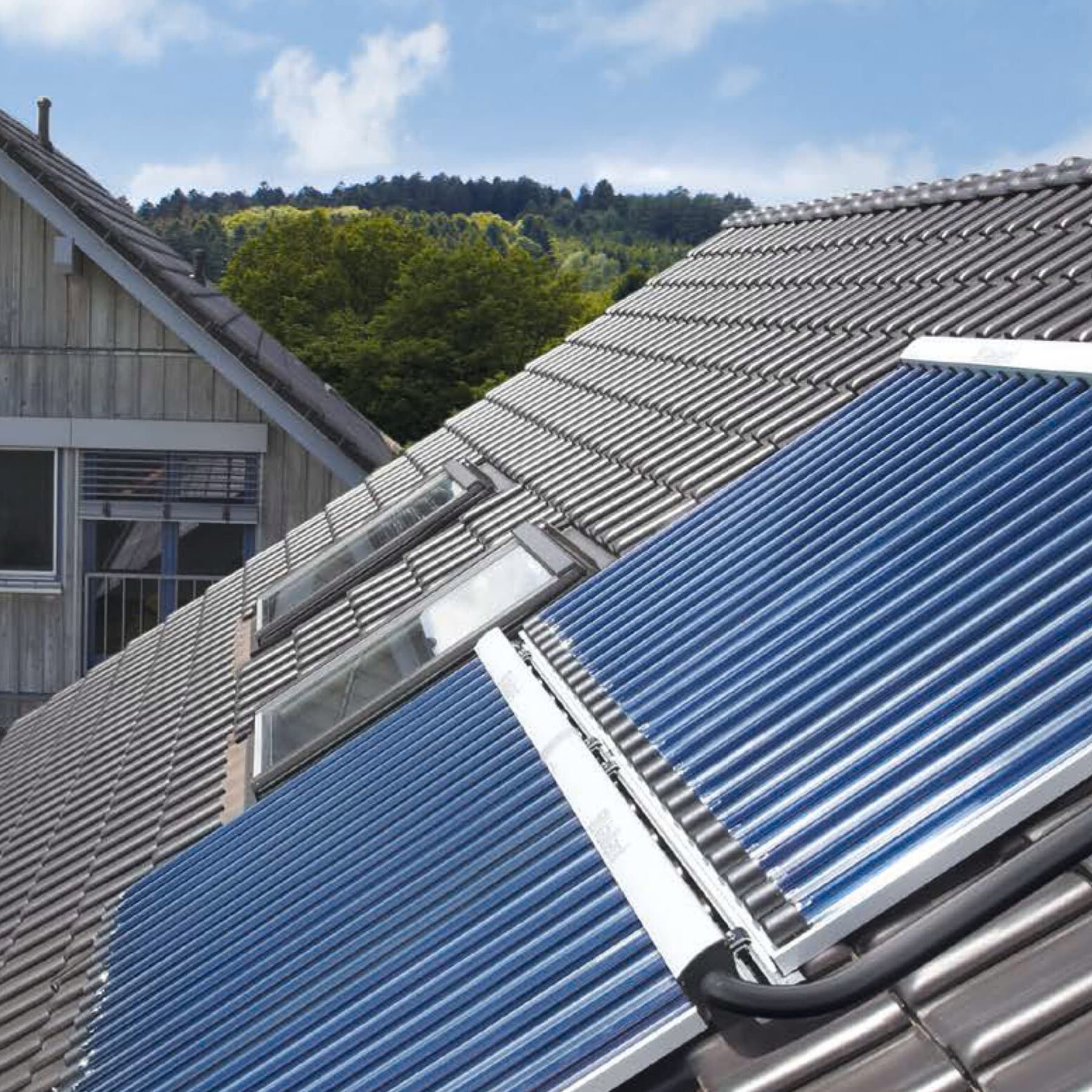 Un capteur solaire thermique Vaillant installé sur un toit