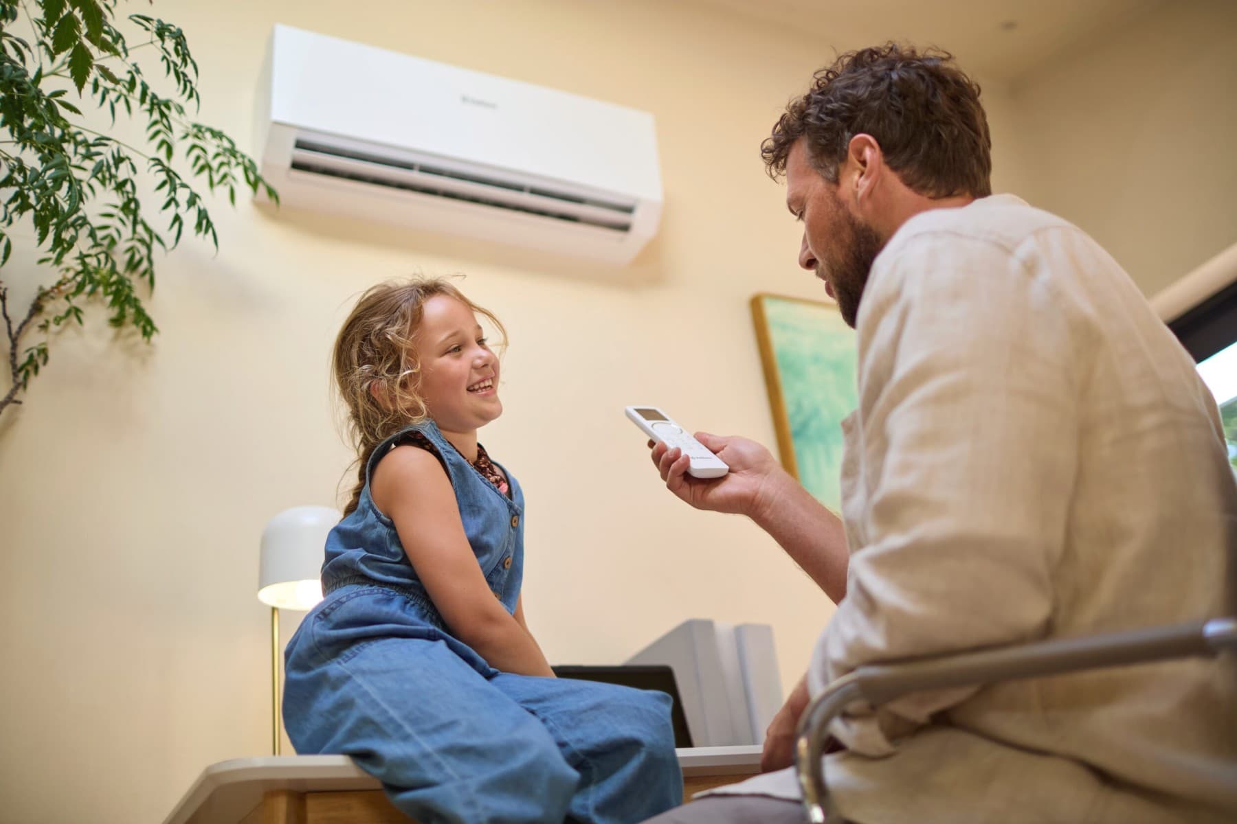 Un père et sa fille utilisant un climatiseur