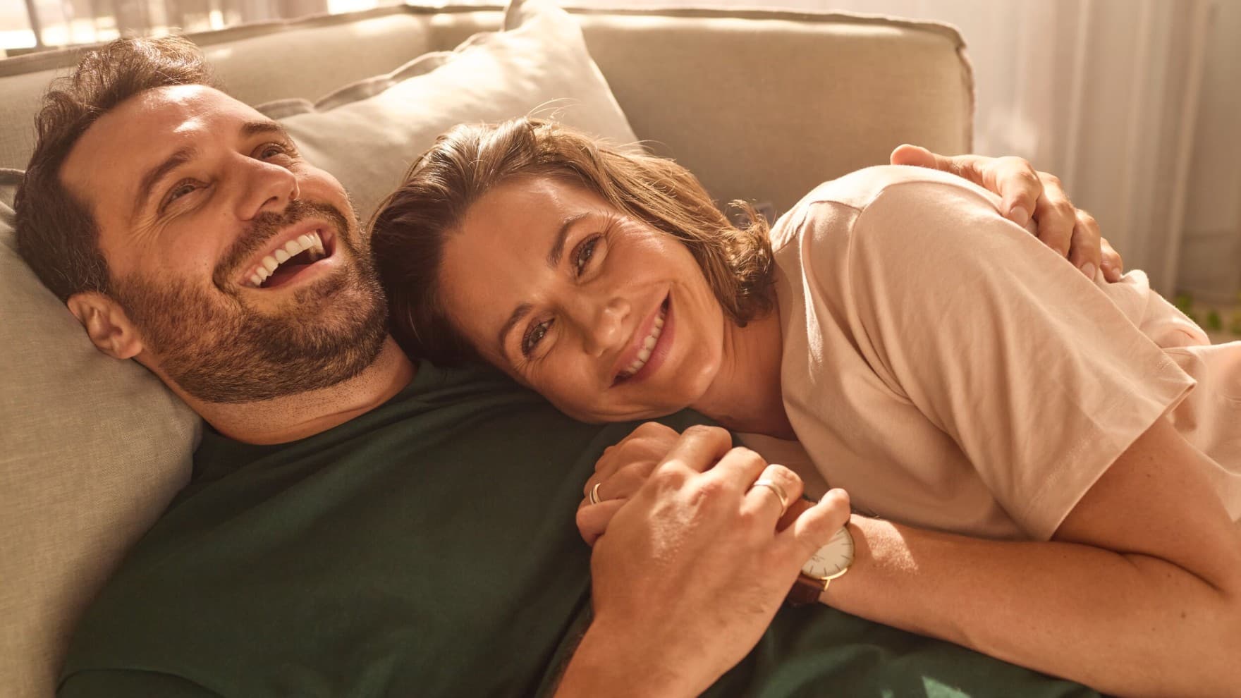 Couple allongé dans un lit