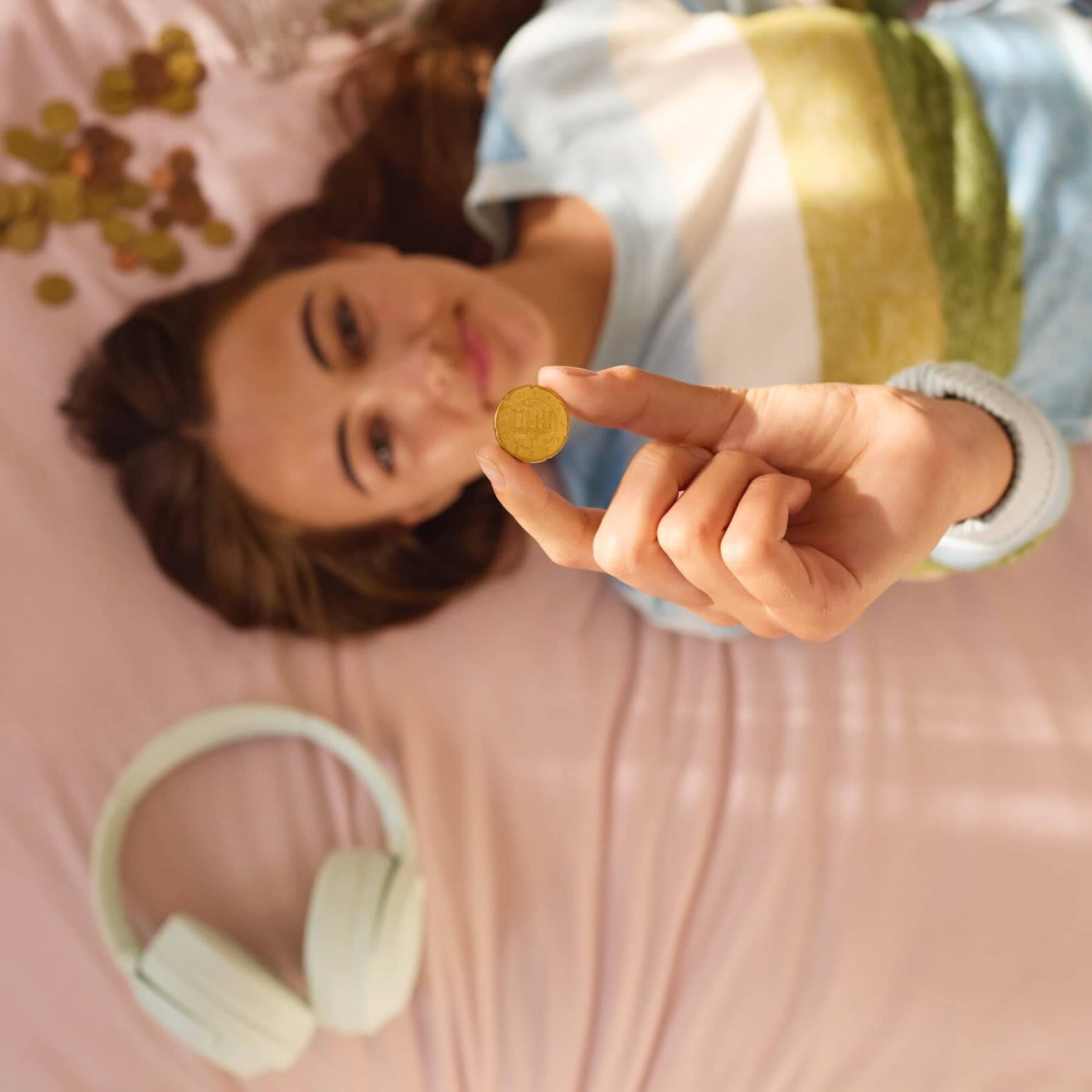 Fille comptant de l'argent sur un lit.
