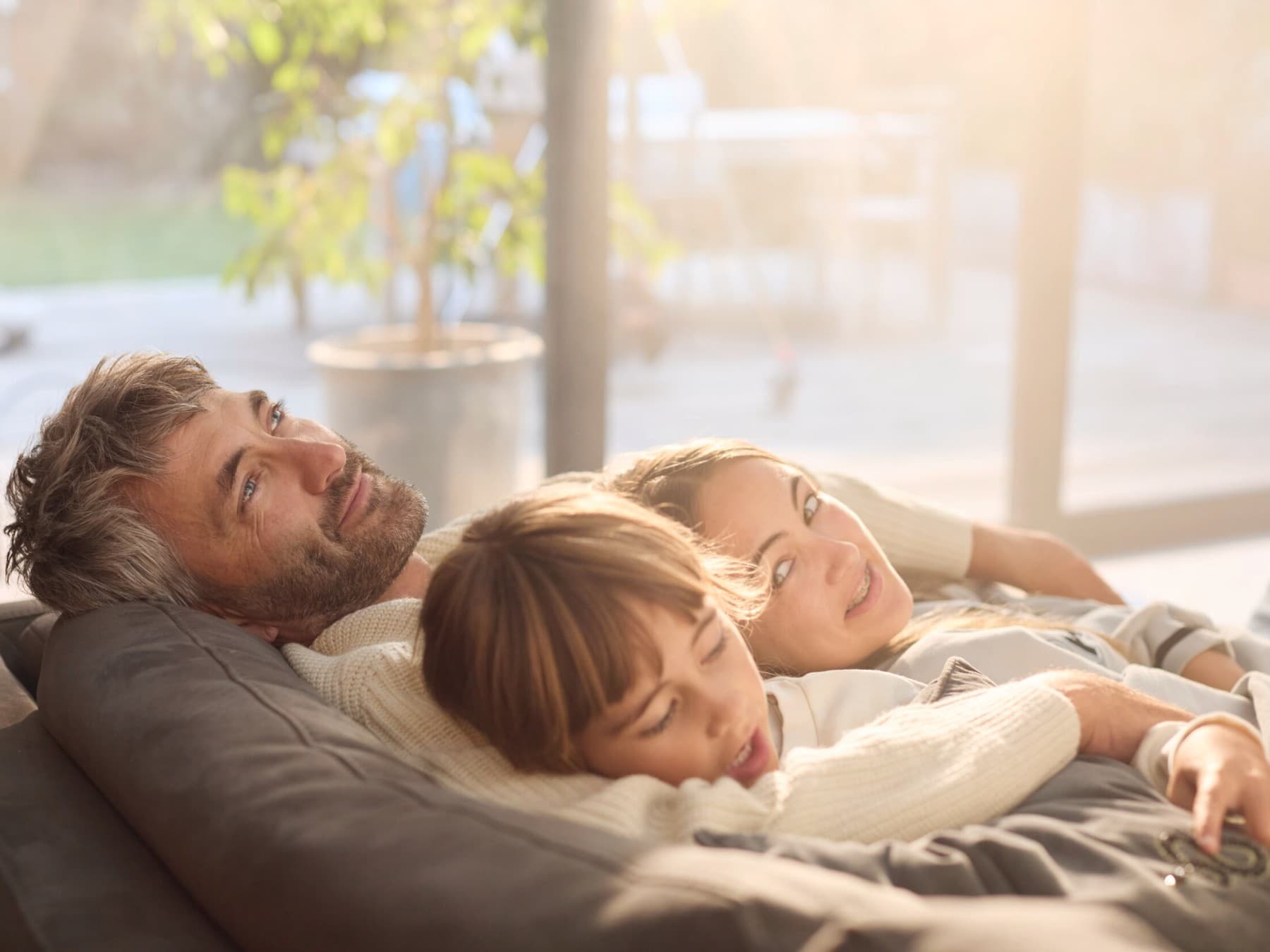Une famille se détendant ensemble sur un canapé