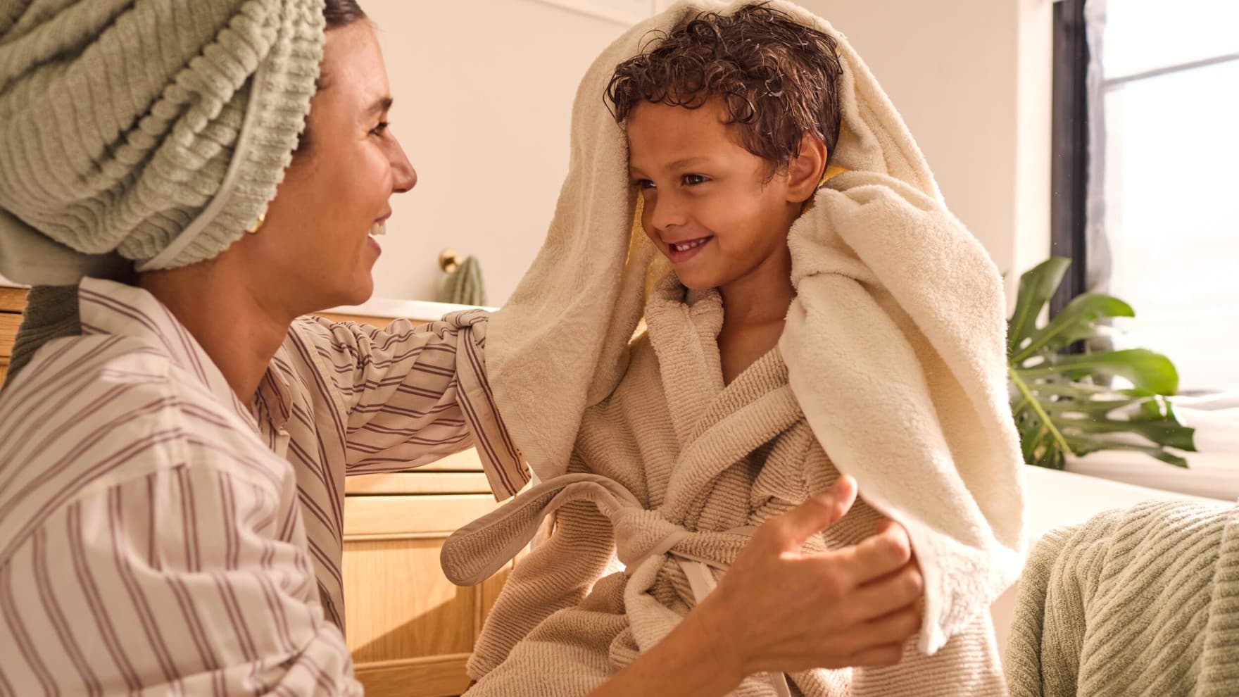 La mère et le fils se sèchent