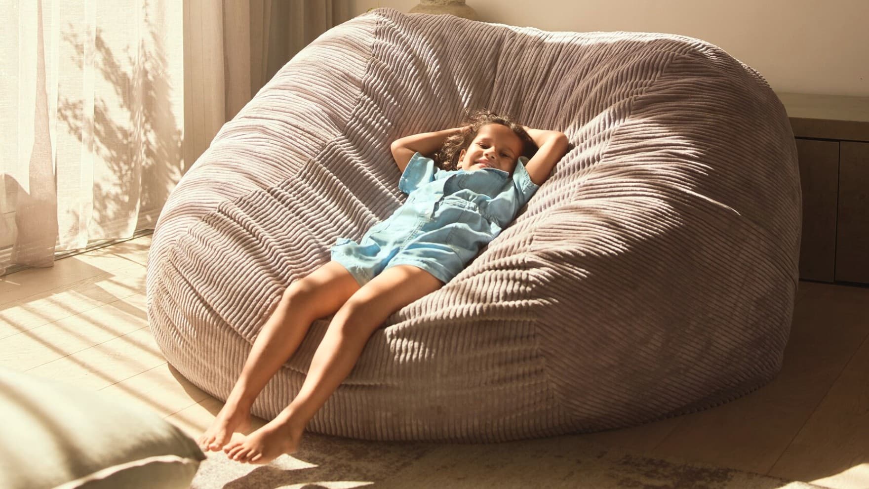enfant se détend sur un oreiller géant