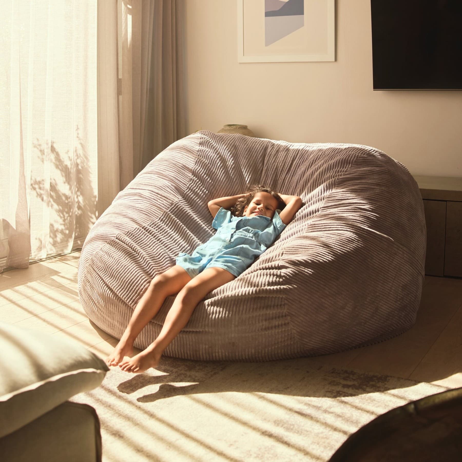 Un enfant se détend sur un pouf