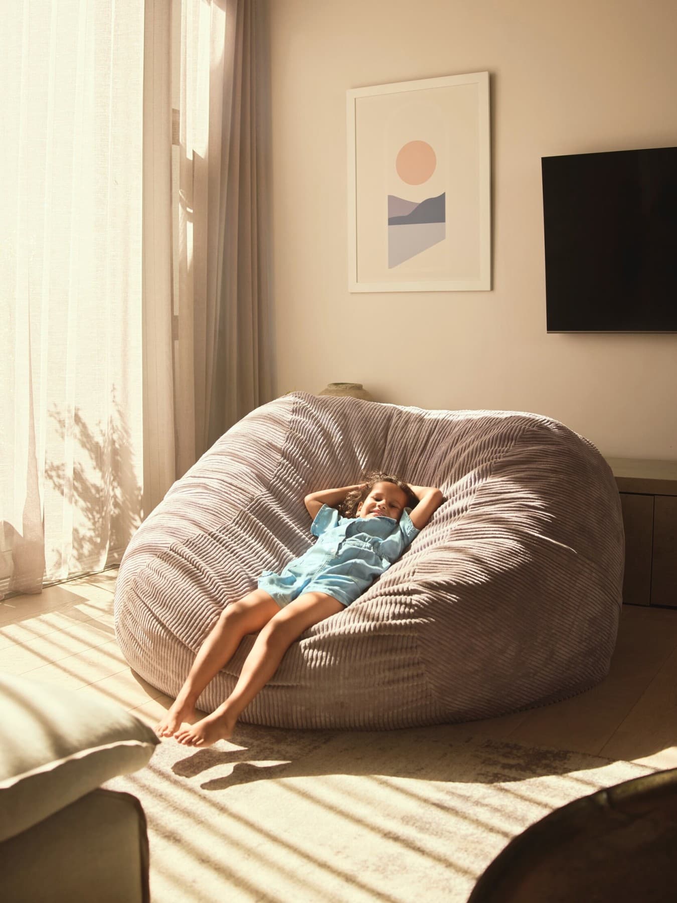 enfant se détend sur un oreiller géant