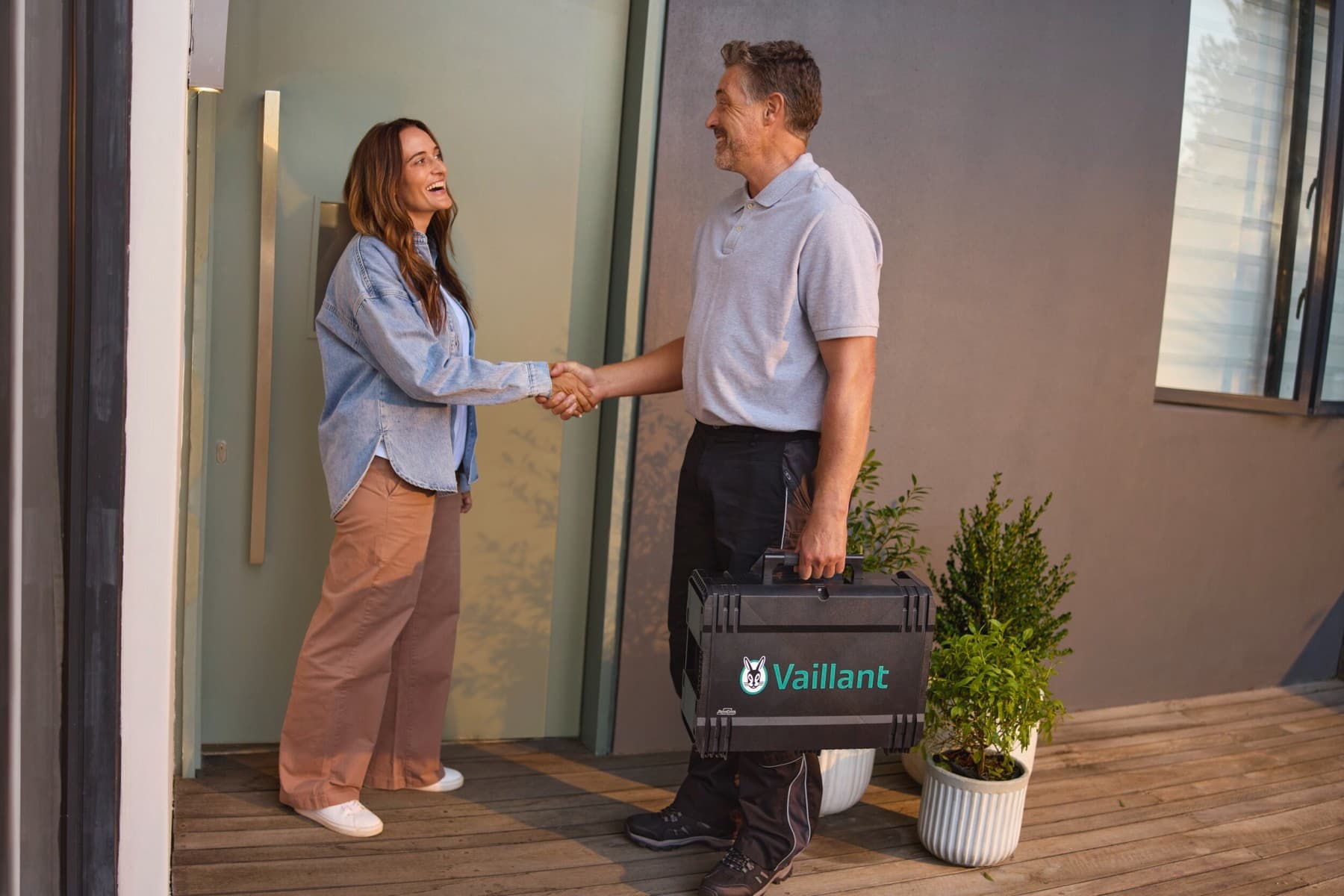 Propriétaire accueillant l'installateur Vaillant
