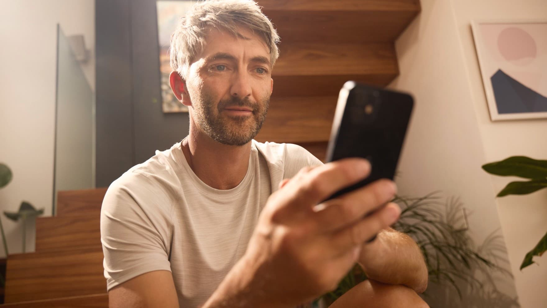 Un homme contrôle son système de chauffage via une application