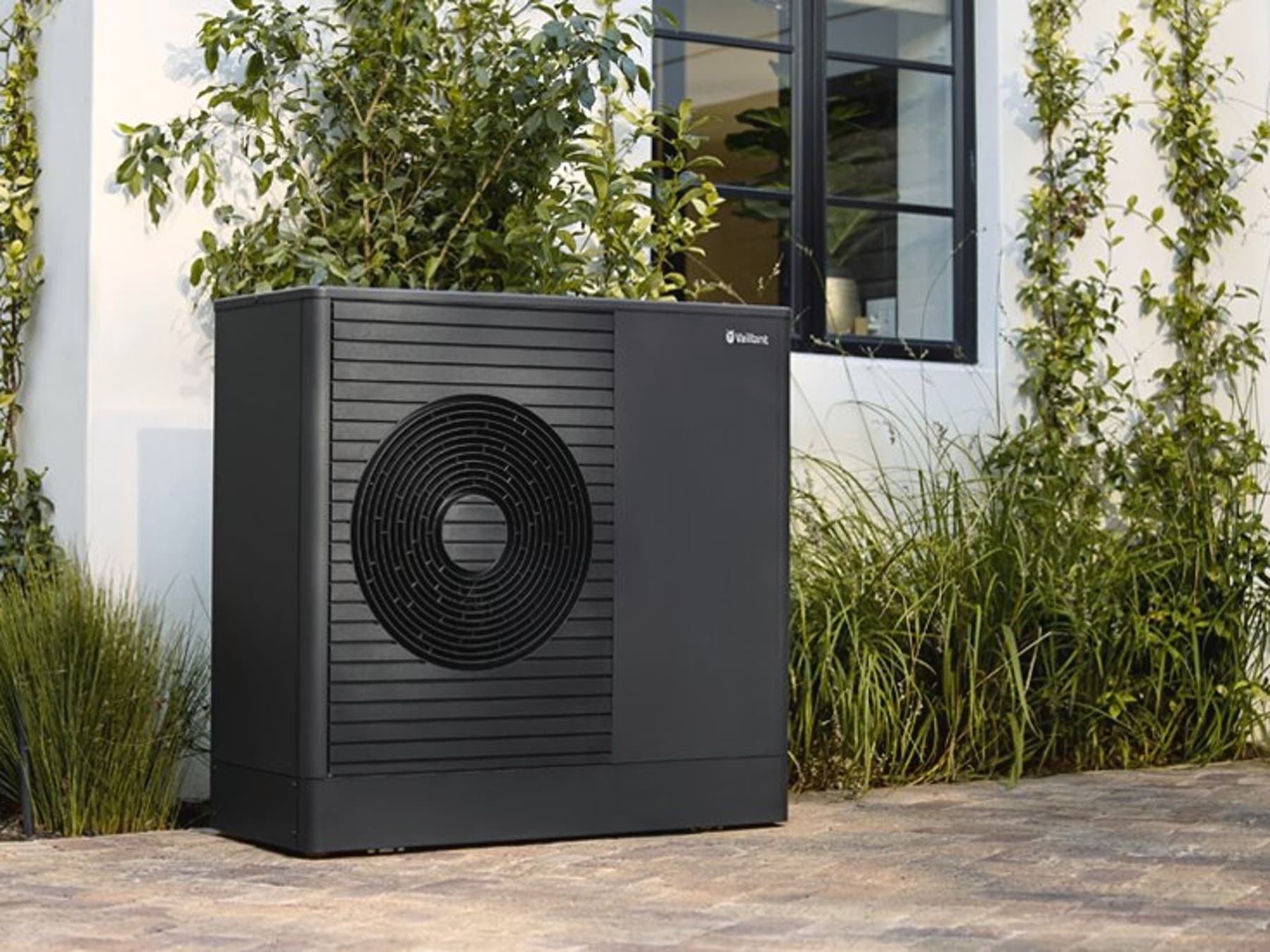 Vaillant aroTHERM pro devant une maison