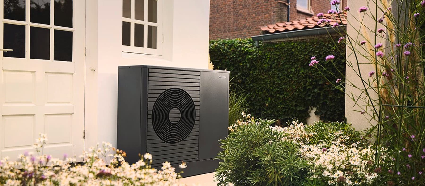 Pompe à chaleur Vaillant dans le jardin