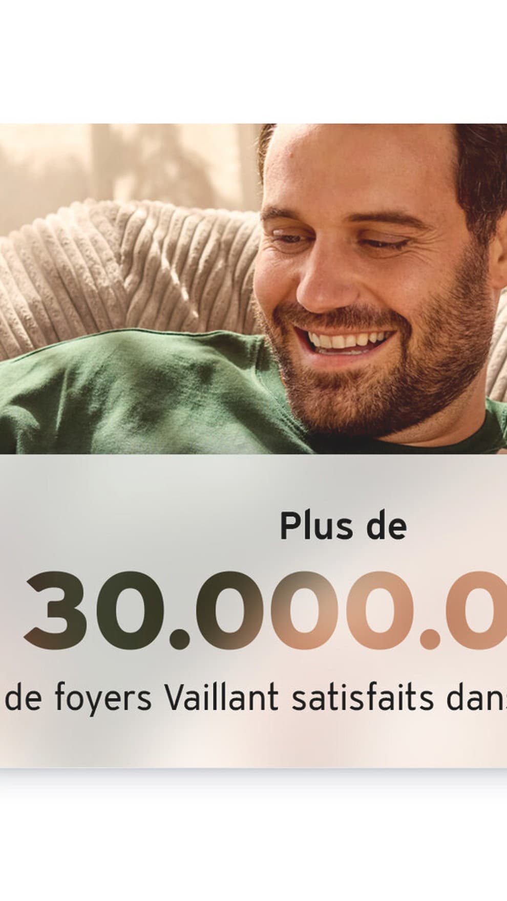 Un couple assis en terrasse devant une pompe à chaleur
