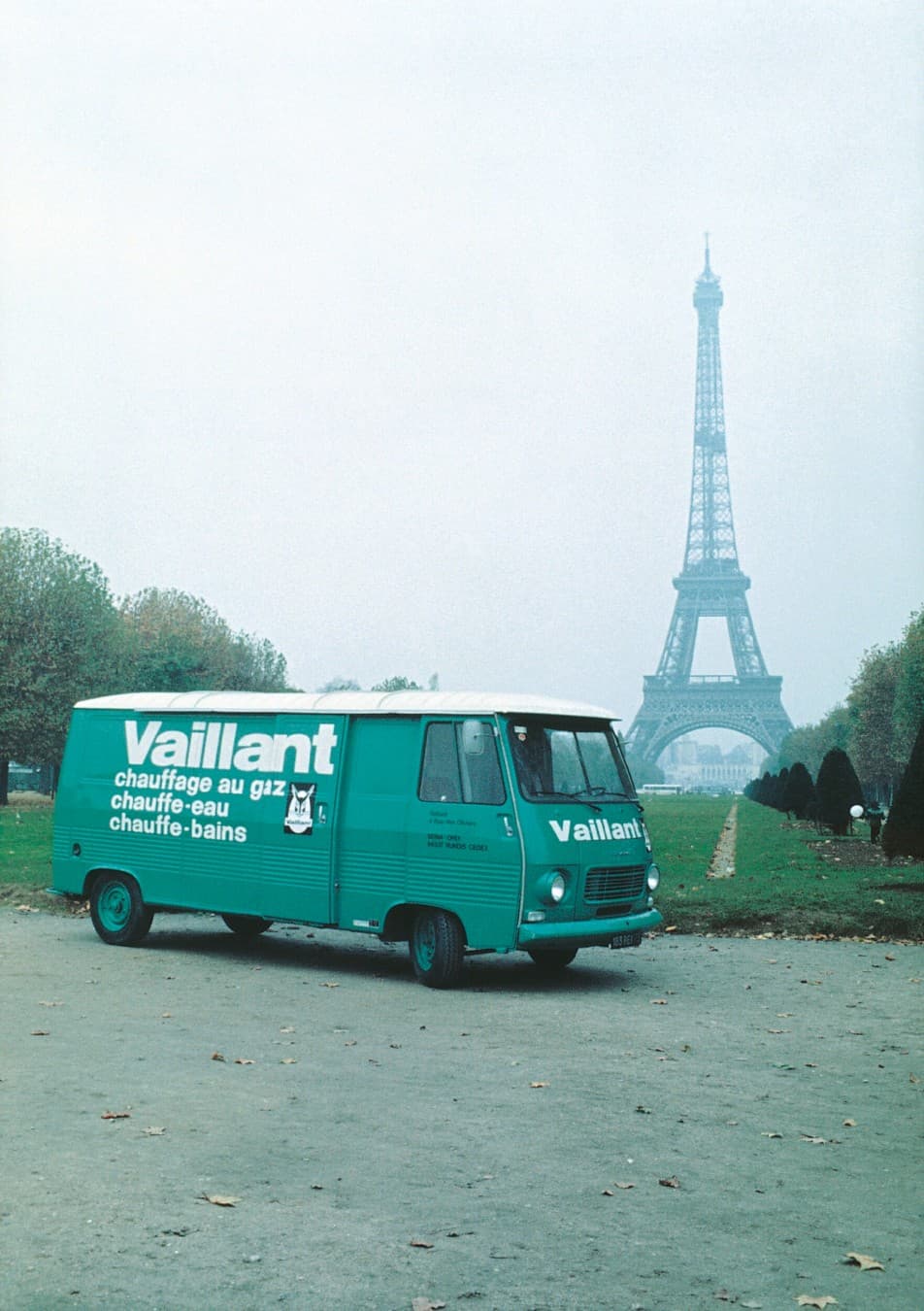 Une camionnette Vaillant historique garée devant la tour Eiffel