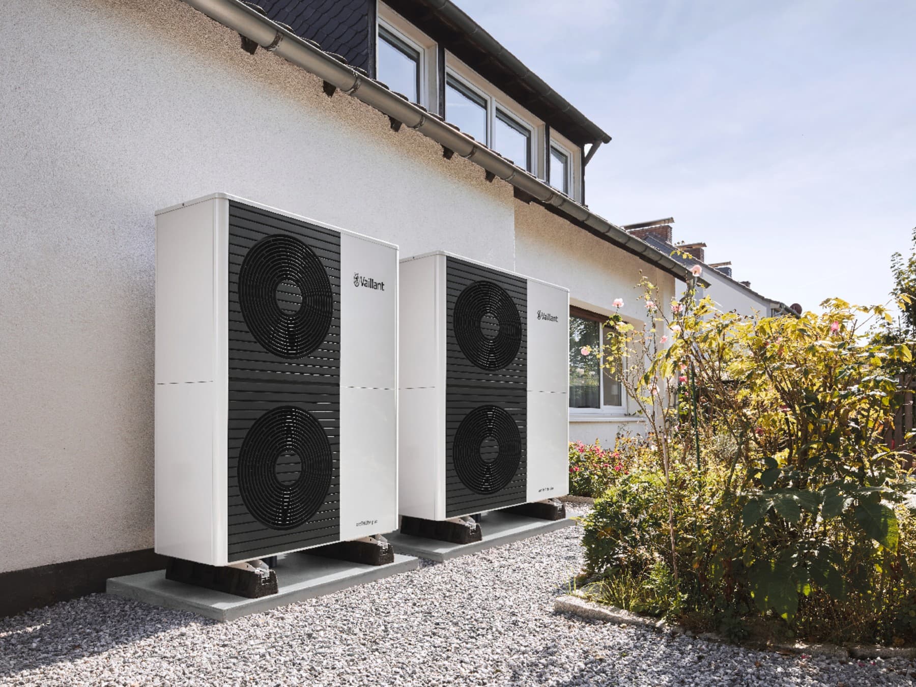 Pompes à chaleur Vaillant devant un bâtiment moderne