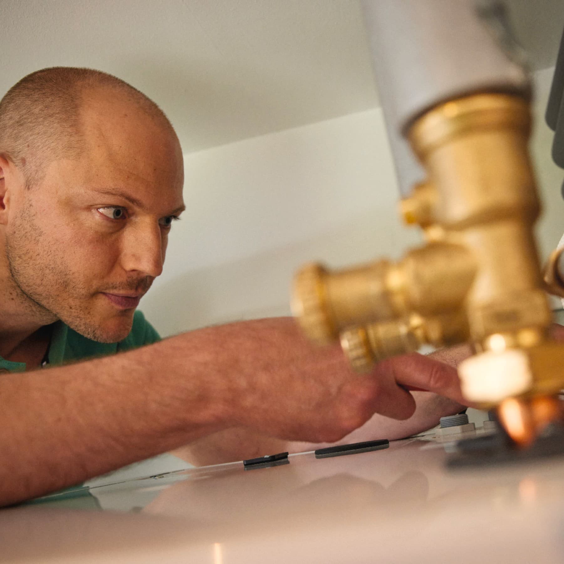 Installer connecting household to district heating