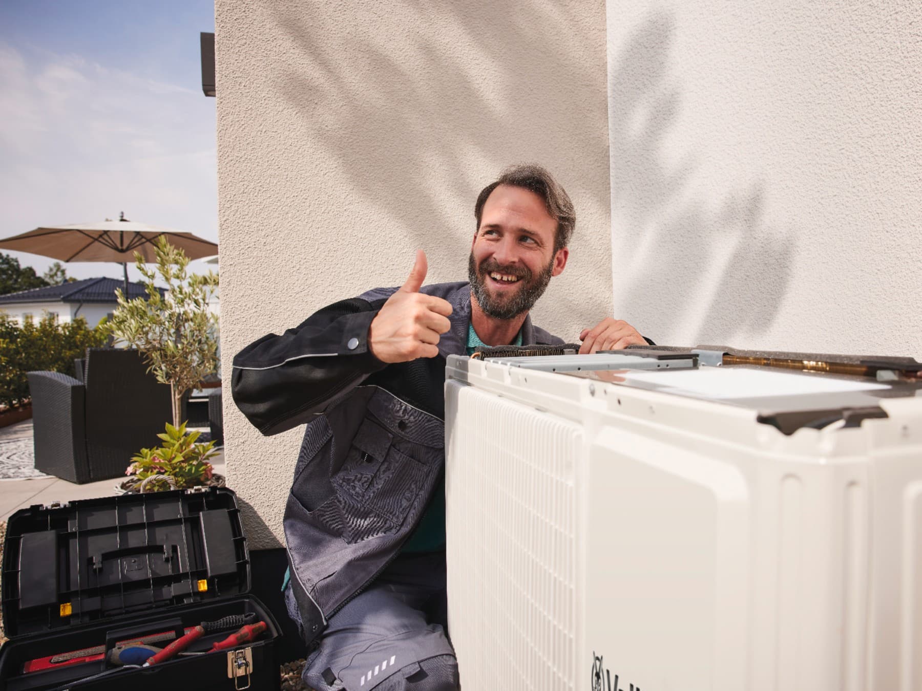 Un installateur se réjouit d'avoir mené à bien l'installation d'un produit Vaillant