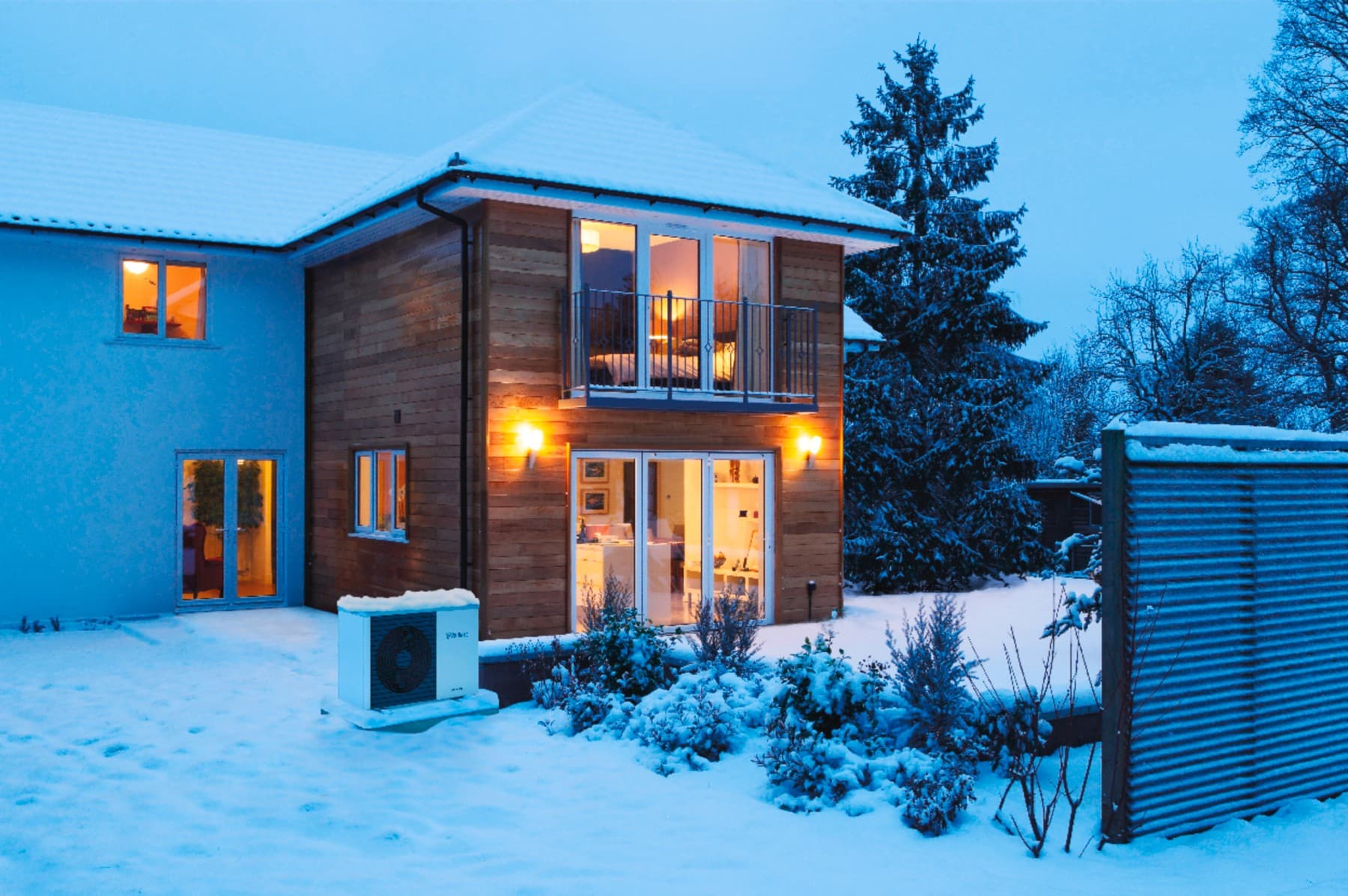 Une maison illuminée en hiver