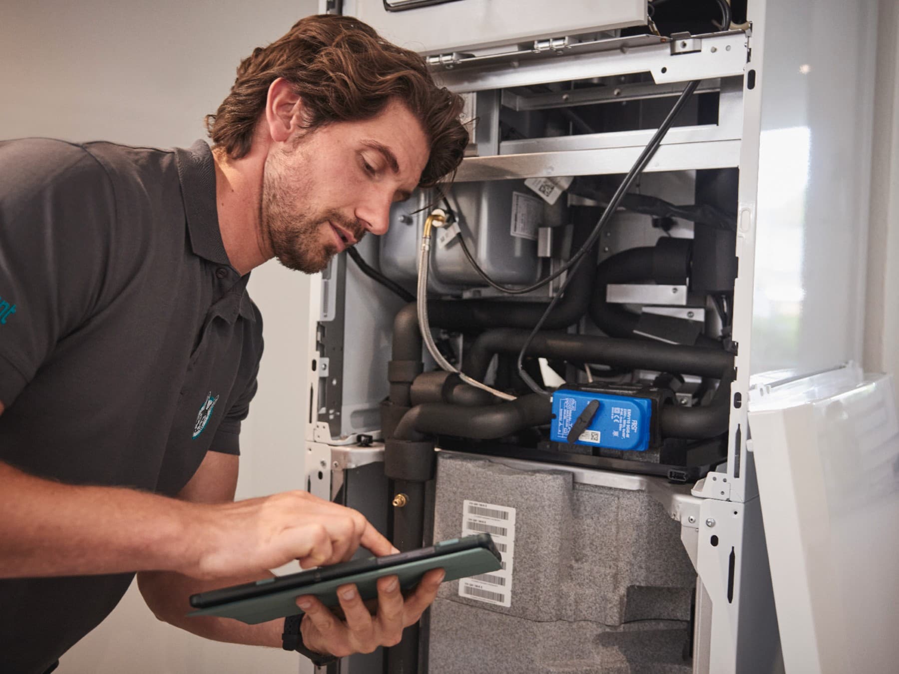 Ingénieur Vaillant effectuant l'entretien d'une chaudière ecoTEC plus