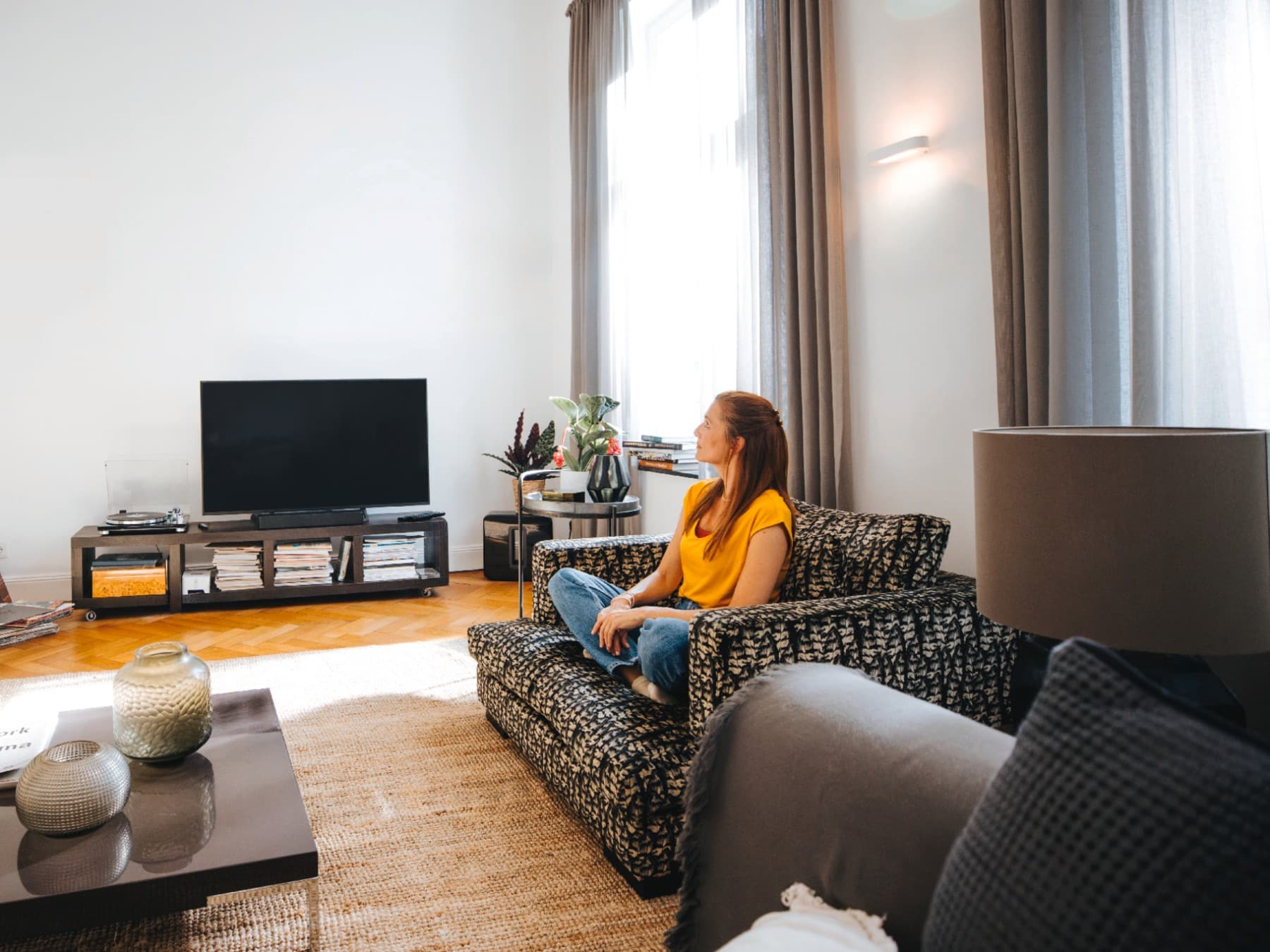 Woman in a flat on a sofa