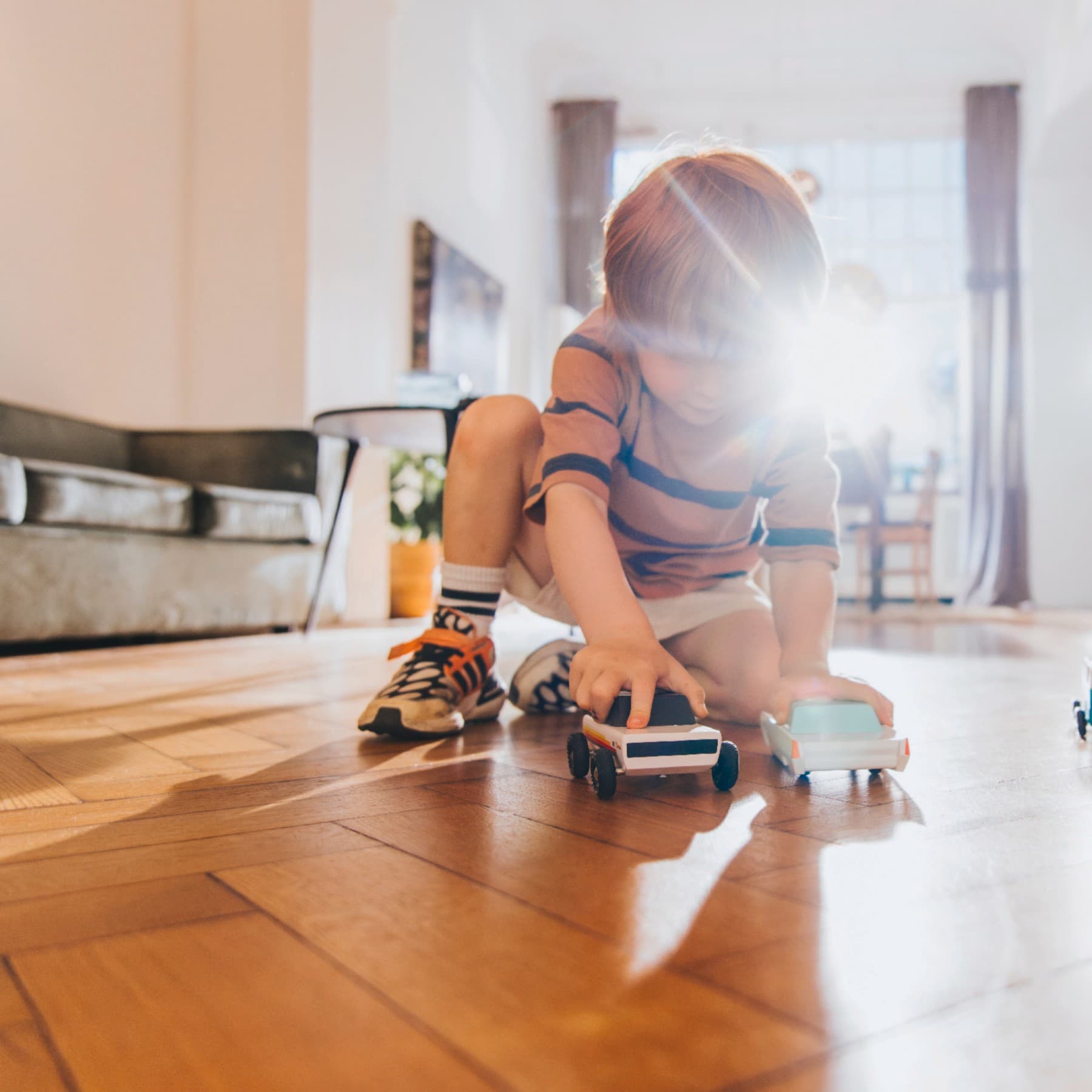Enfant jouant par terre