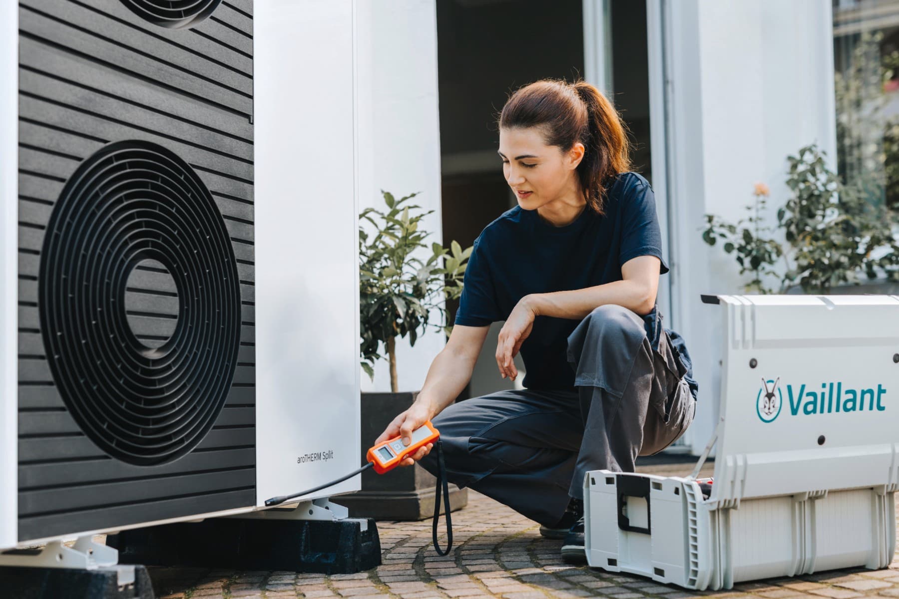 Un installateur travaille sur une pompe à chaleur