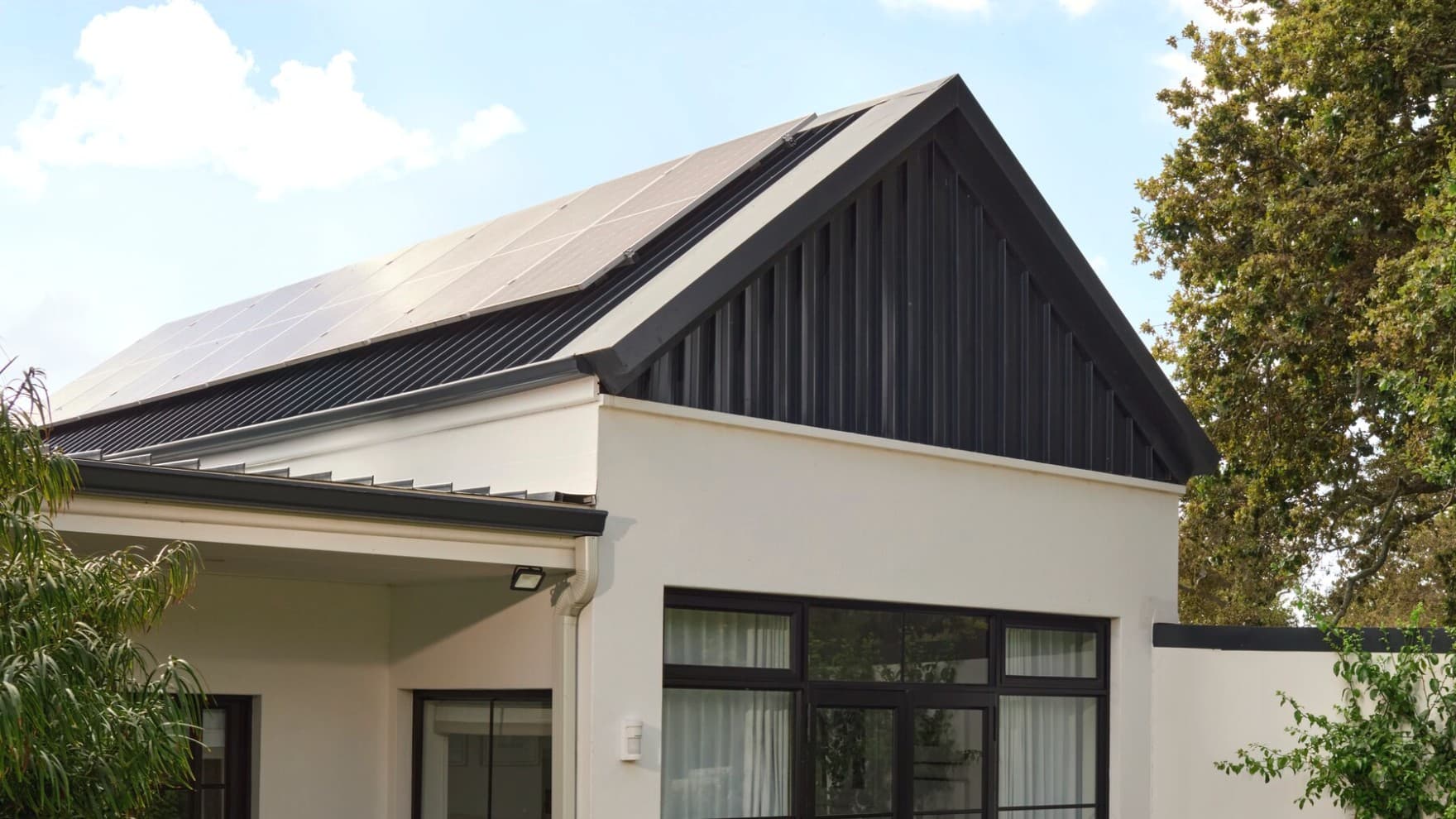 Roof with photovoltaic modules