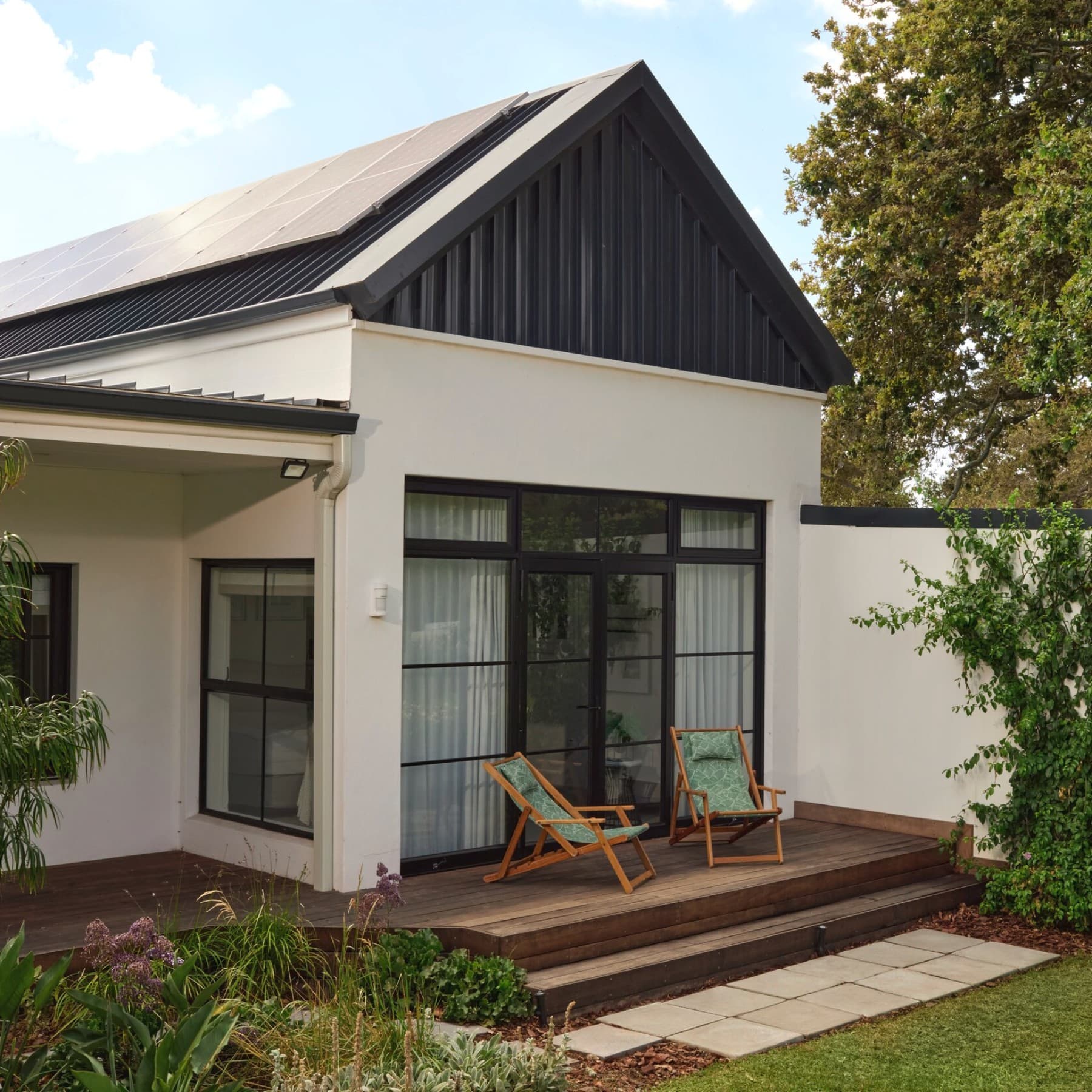 Maison avec panneaux solaires sur le toit.