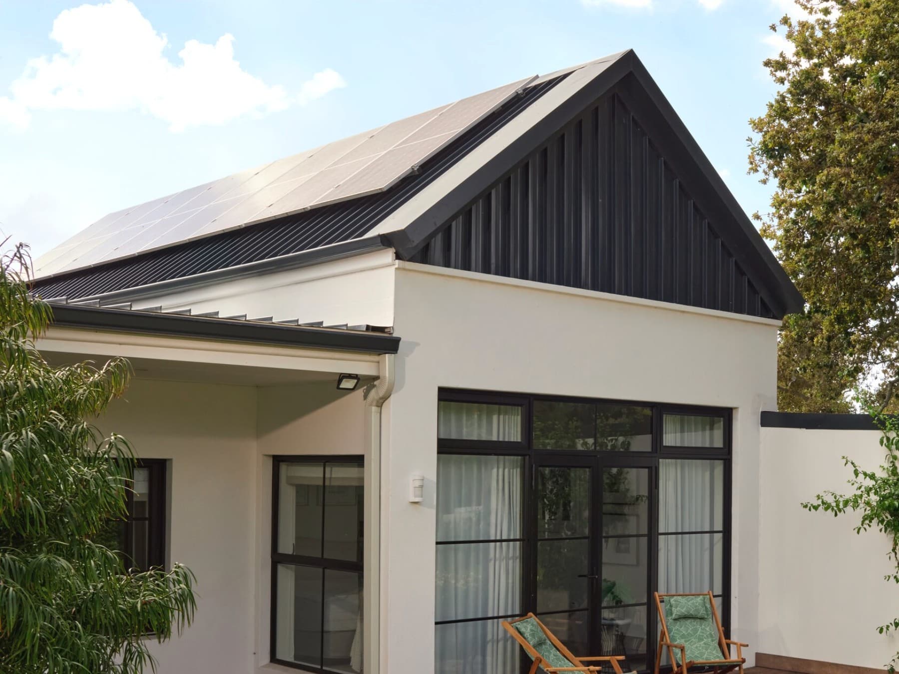 maison avec panneaux photovoltaïques sur le toit