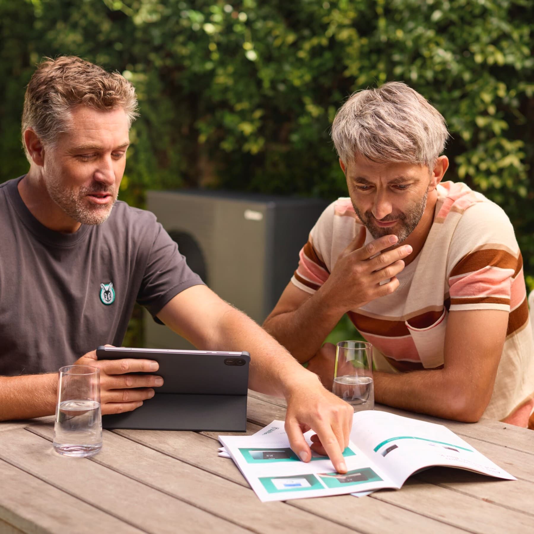 Installer and customer in a consultation
