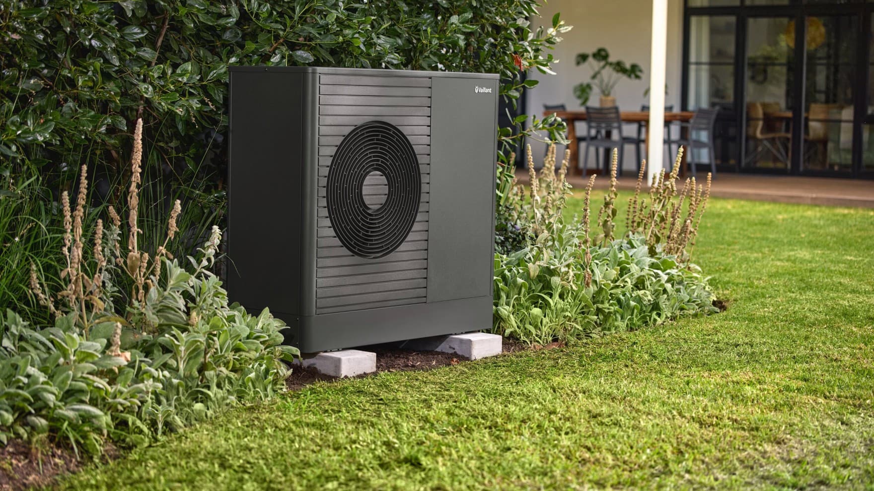 Pompe à chaleur extérieure dans le jardin