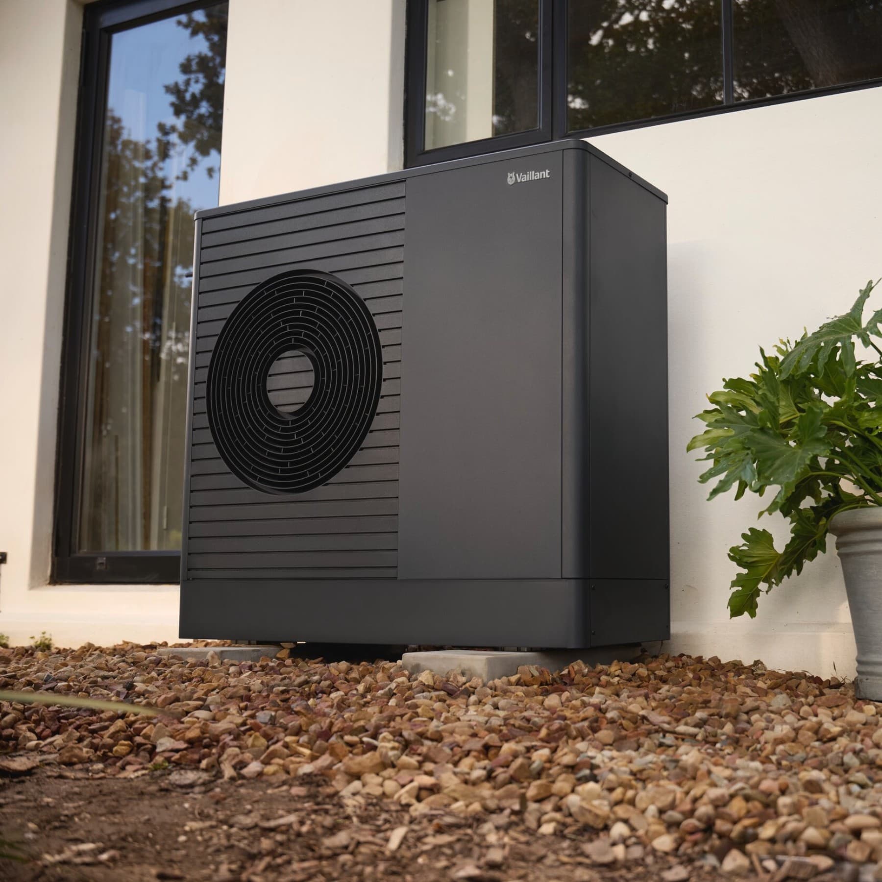 The aroTHERM plus close to a door