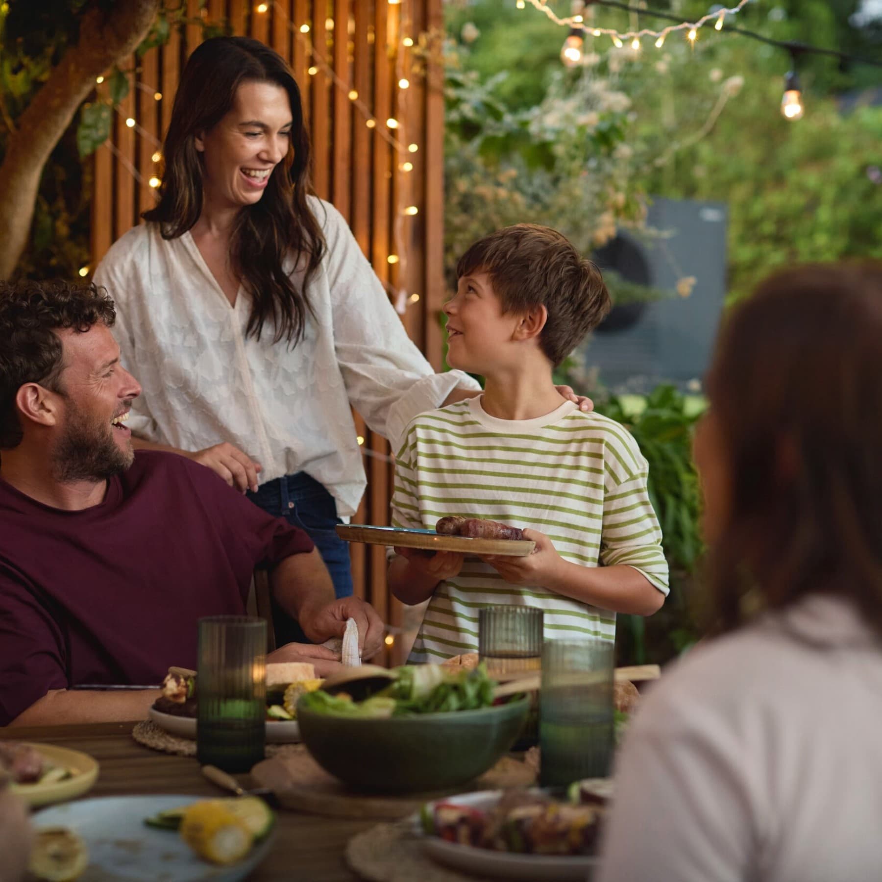 Dîner en famille dans le jardin