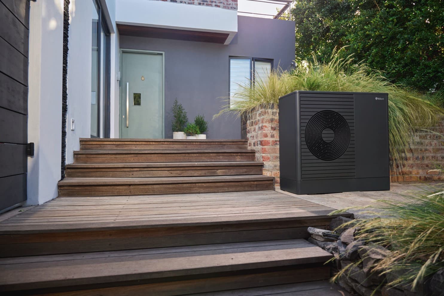 Pompe à chaleur air-eau aroTHERM plus devant un bâtiment neuf