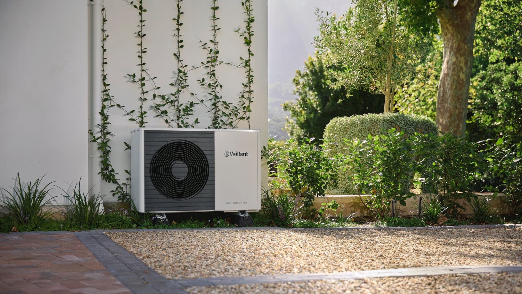 aroTHERM Split plus à l'extérieur d'une maison