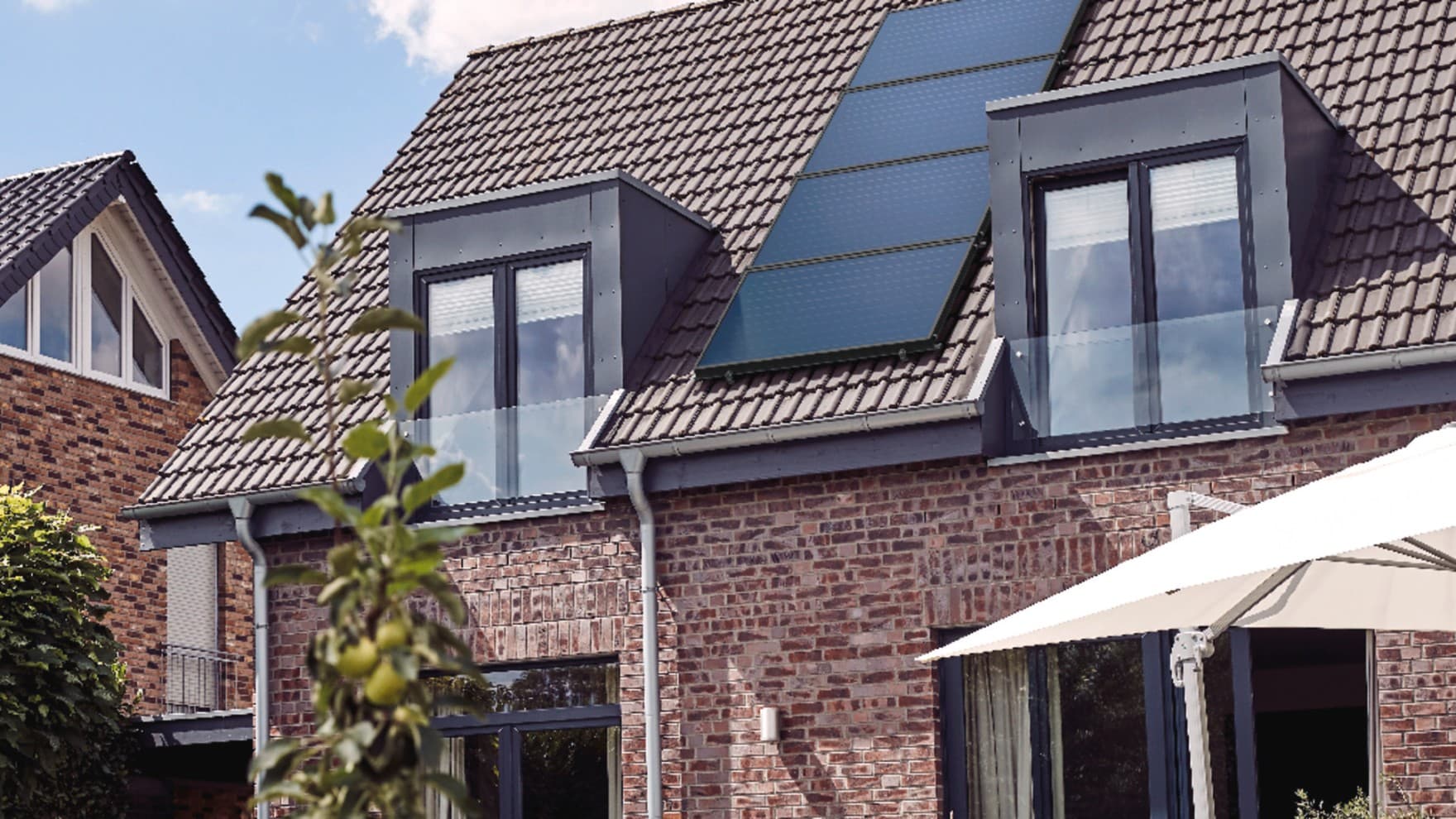 Heating system with a heat pump and solar thermal