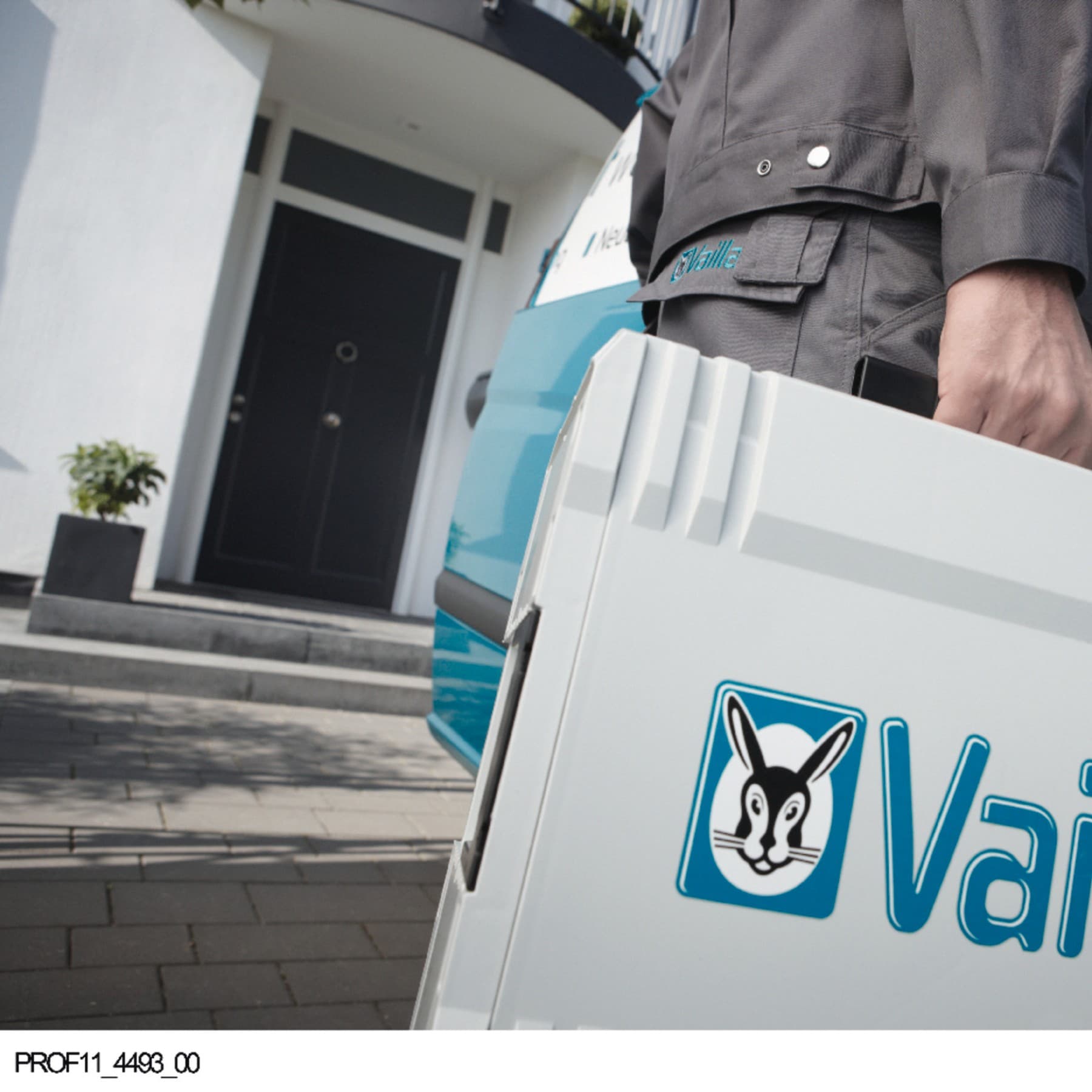 An installer with a suitcase in front of the customer's house