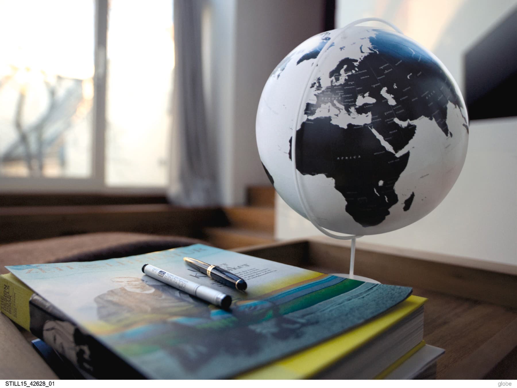 Globe posé sur le bureau