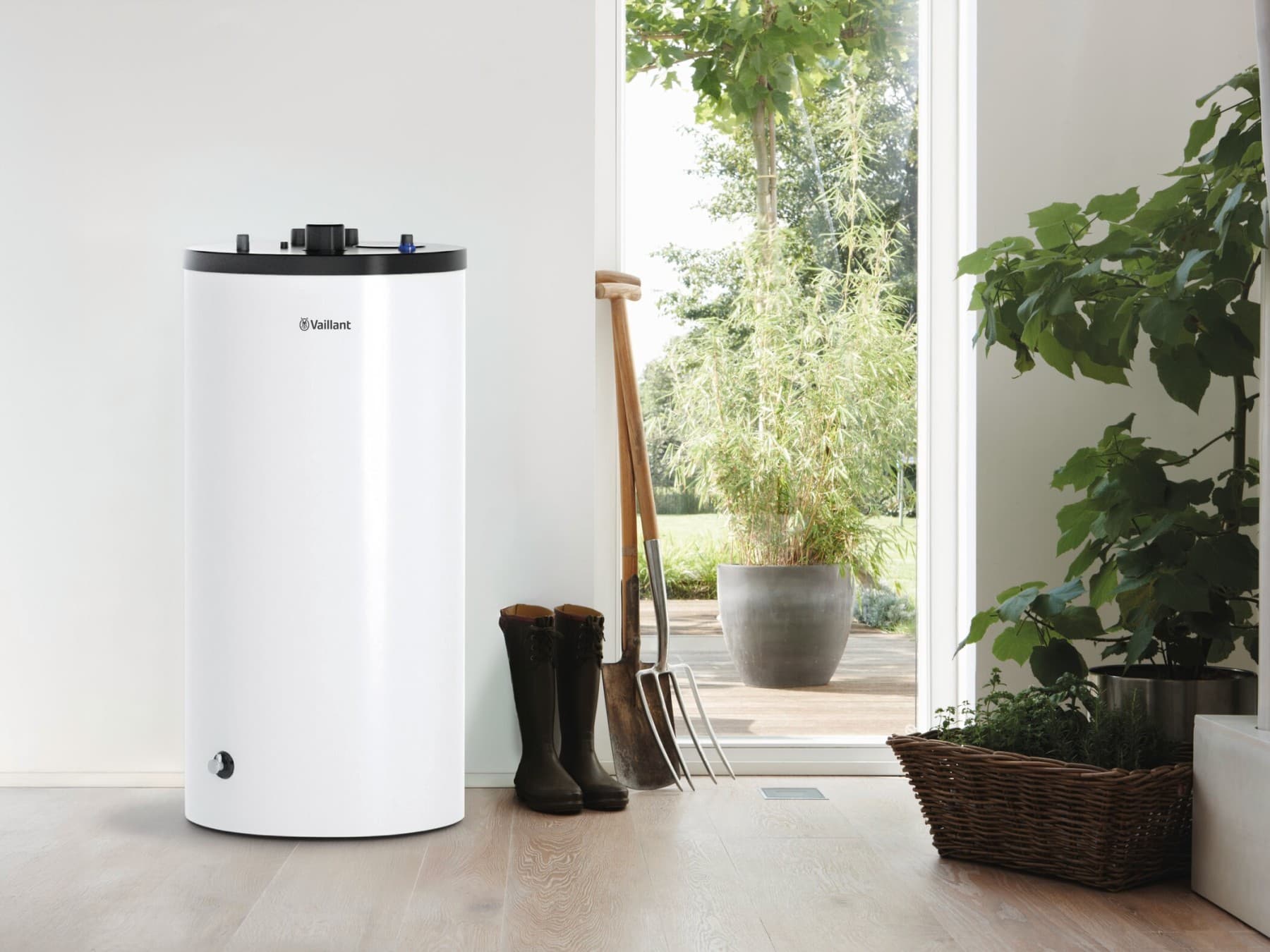 Un chauffe-eau Vaillant placé devant une fenêtre