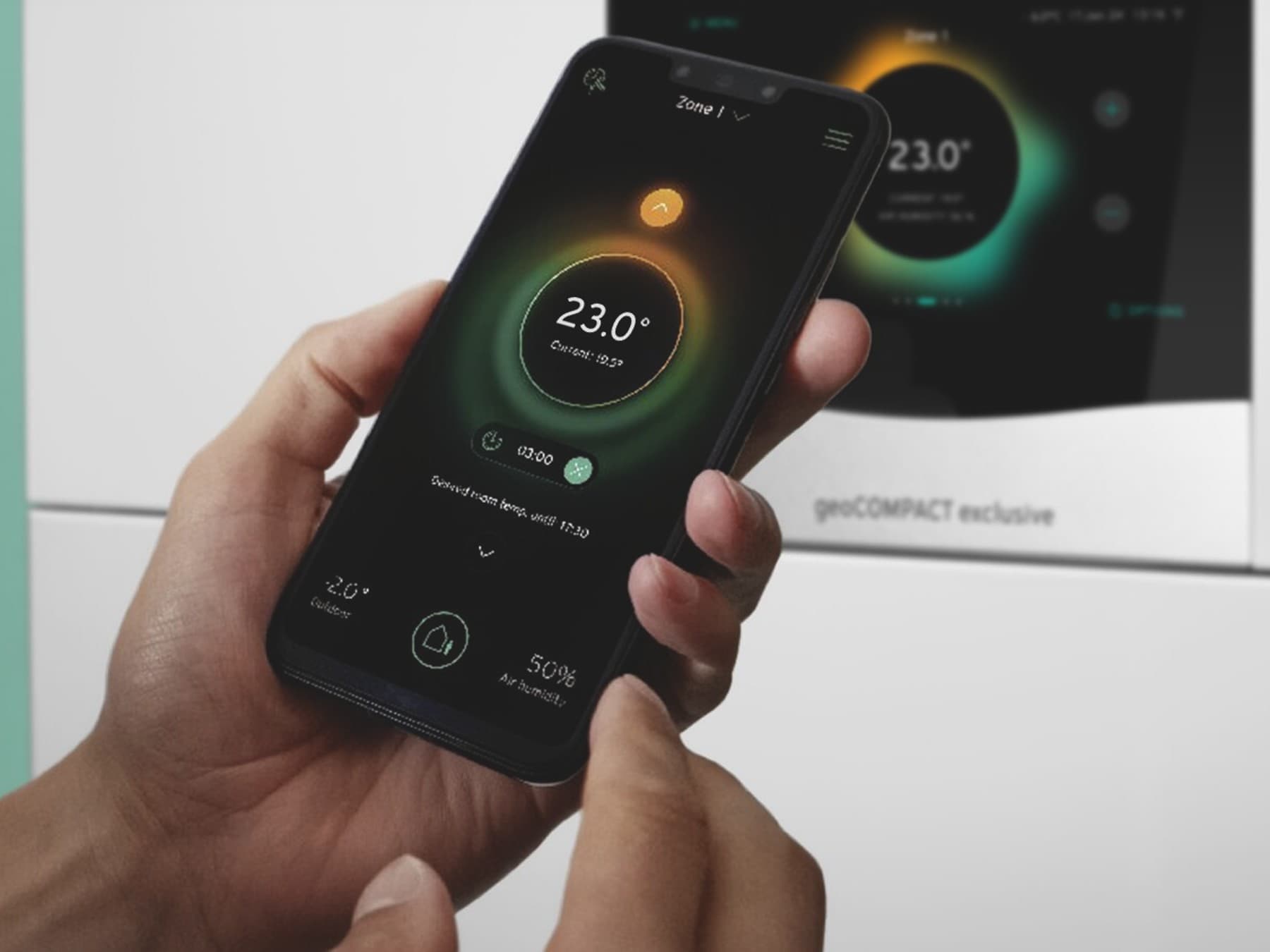 Un smartphone à la main qui affiche la température
