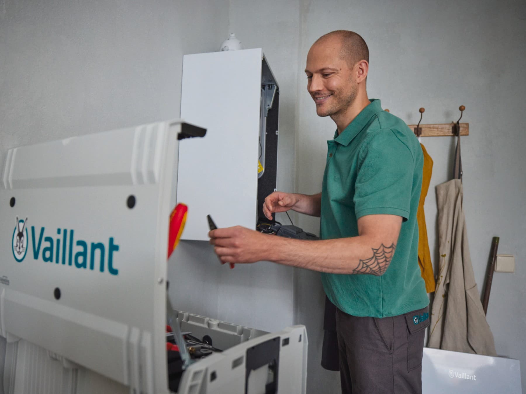 Un installateur vérifie le bon fonctionnement des vannes.