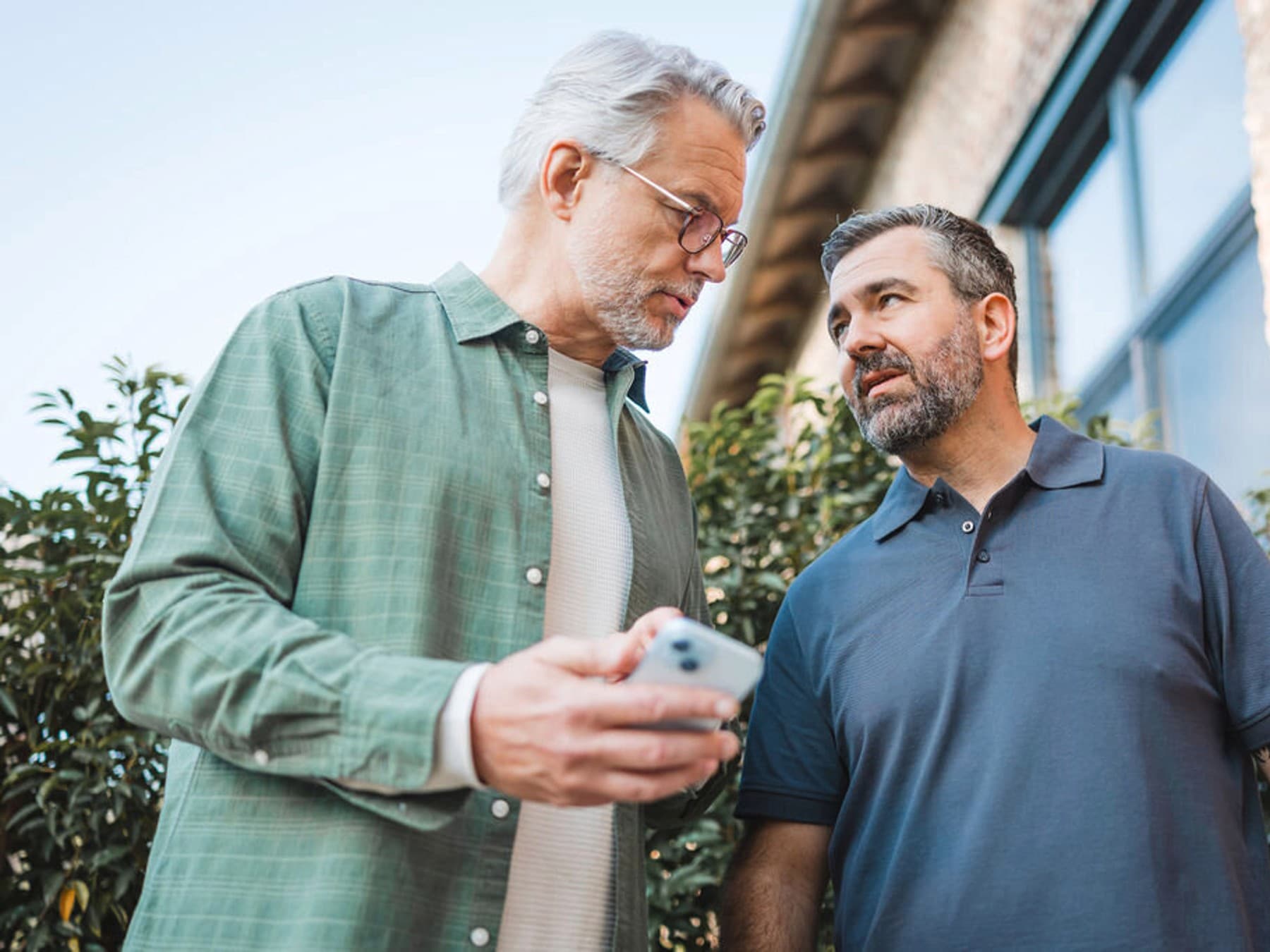 An installer consulting a man