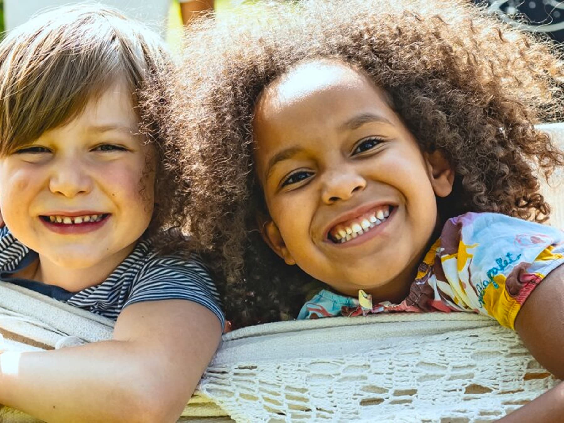 Des enfants assis dans un hamac