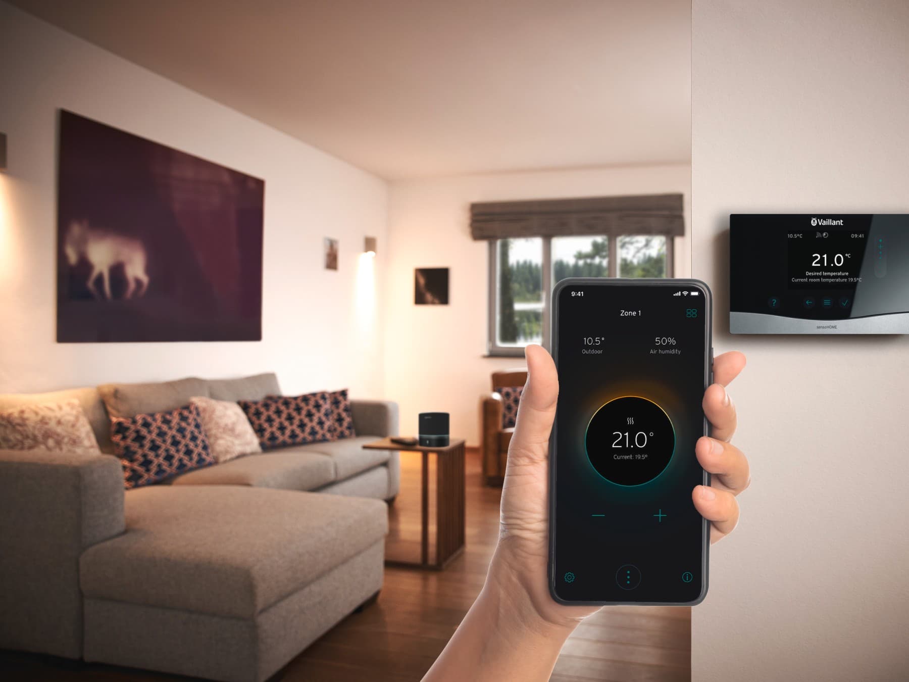 Smartphone in front of a sensoHOME controller