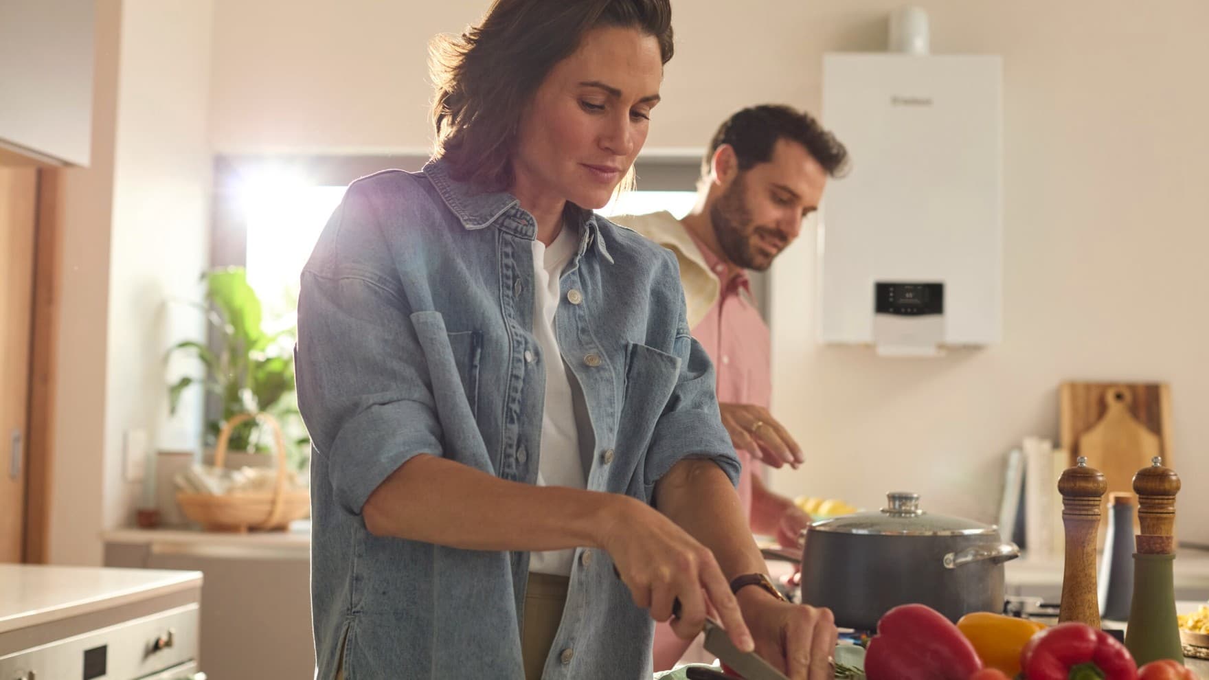 Couple dans leur cuisine